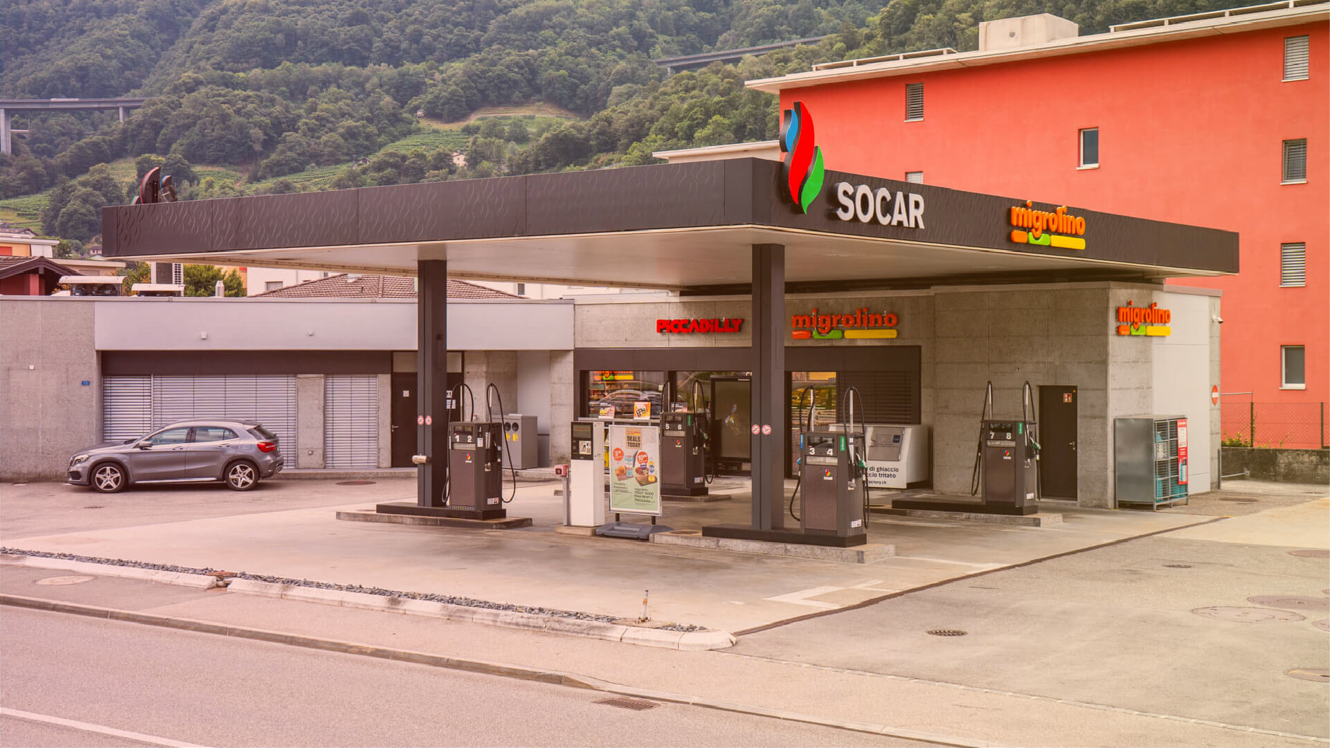 Esterno della stazione di servizio di Cadenazzo