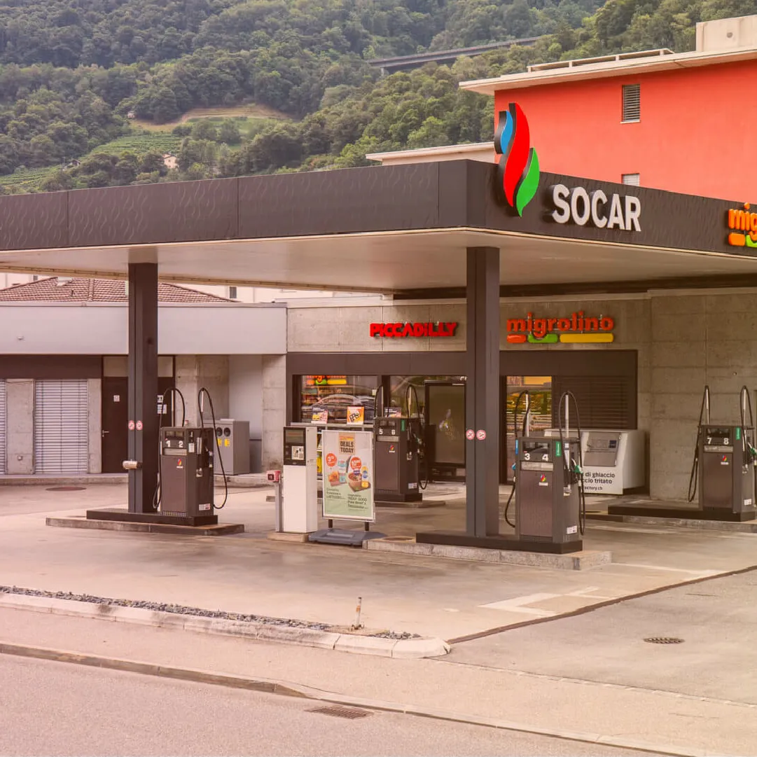 Esterno della stazione di servizio di Cadenazzo